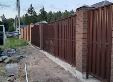 Забор шахматка из металлического штакетника